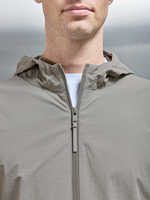 Veste coupe-vent technique légère TN Europe Fit, extensible dans 4 directions, 87 % nylon, 13 % élasthanne, coupe ajustée pour homme, avec capuche réglable