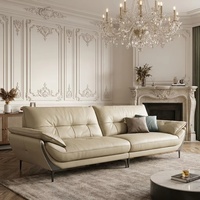 Canapé Chesterfield moderne italien en cuir pleine fleur à dossier haut 3 places avec pieds en métal et capitonnage, idéal pour appartement, salon ou hôtel