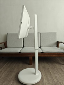 หน้าจอสัมผัสในร่ม VETO ขนาด 32 นิ้ว พร้อมแบตเตอรี่ กล้อง 13MP ระบบ Android 4K UHD สมาร์ททีวีแบบพกพาติดล้อ - Product Image 4