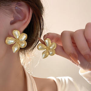 Pendientes de Flor Metálicos con Acabado Mate, Color Rojo Dorado, Elegantes y de Lujo para Mujer - Product Image 3