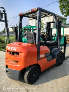 مستعملة 3 طن من العلامة التجارية اليابانية رافعة شوكية الاحتراق الداخلي - Product Image 3