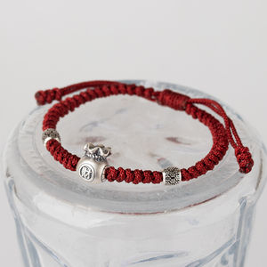 <span class=keywords><strong>Bracelet</strong></span> en macramé noué à la main rouge bordeaux avec breloque porte-bonheur argentée rétro et cordon tressé réglable – Cadeau idéal pour les fêtes - Product Image 1