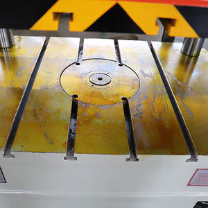 Machine de presse hydraulique YQ32 à trois faisceaux et quatre colonnes de 100 tonnes - Product Image 3