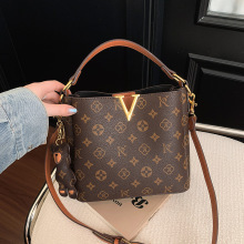 กระเป๋าถือแฟชั่นหรูหราปี 2026 รุ่นล่าสุด สายโซ่โลหะ หนัง PU คุณภาพสูง กระเป๋าสะพายไหล่ลำลองสำหรับผู้หญิง ทนทาน พกพาสะดวก พร้อมแม่เหล็ก - Product Image 2