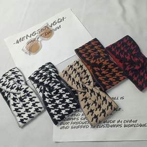 ربطة رأس رياضية للخريف والشتاء للنساء ربطة شعر من الصوف المحبوك بتصميم كلاسيكي أسود وأبيض ربطة رأس عريضة - Product Image 1