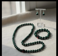 Ensemble de bijoux en gros : boucles d'oreilles fleur en jade, bracelet à perles rondes et collier