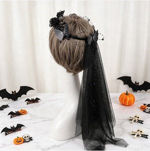 Accesorio de Disfraz de Halloween Pafu, Diadema Floral Gótica, Diadema con Rosas Artificiales Negras y Mariposas, Diadema con Velo de Tul Gótico Oscuro - Product Image 1