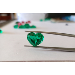 Pierre précieuse verte de laboratoire brillante, taille cœur, pierre brute, haute clarté, forme personnalisée, qualité supérieure pour la fabrication de bijoux faits à la main - Product Image 5