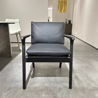 Fauteuil de salle à manger design minimaliste italien avec dossier en bois massif et revêtement en cuir pour les petits espaces, meubles pour la maison