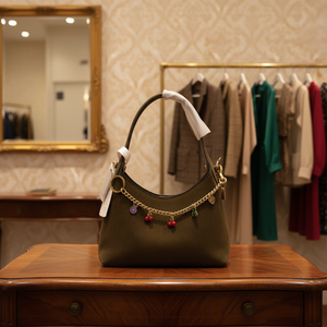 Bolso <span class=keywords><strong>de</strong></span> Hombro <span class=keywords><strong>de</strong></span> Lujo para Mujer 2026: Diseño <span class=keywords><strong>de</strong></span> Cadena y Charms, <span class=keywords><strong>de</strong></span> Ante y Cuero, Ideal para Entrenadoras - Product Image 1