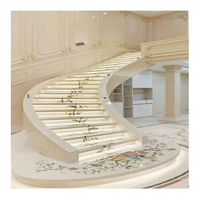 Marches d'escalier en acier et bois modernes avec garde-corps en fer forgé, durables et écologiques pour une utilisation en appartement et en hall intérieur