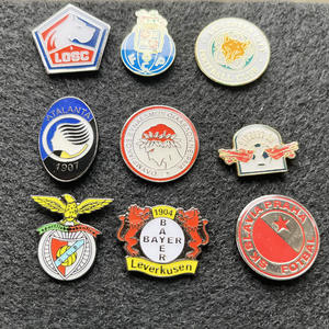 Decorazioni in metallo squisito stile cartoni animati <span class=keywords><strong>di</strong></span> moda Cool palloni da <span class=keywords><strong>calcio</strong></span> <span class=keywords><strong>squadre</strong></span> <span class=keywords><strong>di</strong></span> Design del Club spille decorazione borsa vestiti cappello in metallo spille - Product Image 3