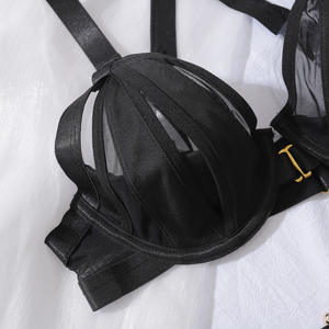 طقم ملابس داخلية نسائية مثيرة من ثلاث قطع، ملابس داخلية فاخرة شبكية سوداء مع حمالة جوارب وتنورة شفافة مثيرة - Product Image 5