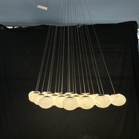 Lampu Gantung Minimalis Bentuk Awan dengan Beberapa Bola Onyx Putih, Pelat Plafon Kuningan, Hemat Energi, Kap Lampu Alabaster untuk Penerangan