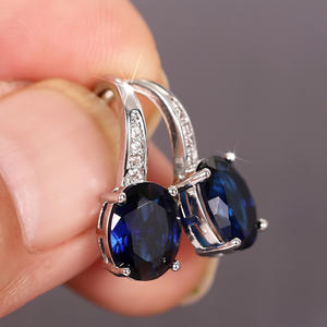 Anello di Fidanzamento Classico con Diamante Taglio Ovale per Donne, in Oro Bianco, Colore D, Naturale Certificato con Diamanti Laterali, Modello Blu E819 - Product Image 4