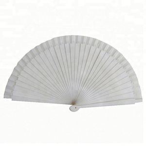 Abanico Plegable de Madera Pintado a Mano en Blanco Puro para Bodas y Eventos - Product Image 1