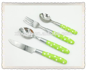Ensemble de couverts populaires en acier inoxydable à poignée en plastique, motif à pois, 4 pièces - Product Image 5