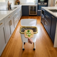 Lixeira de Cozinha Móvel com Rodas, Design de Pernas Altas, Tampa Articulada, Borda Dourada, Antiodor, Plástico Ecológico