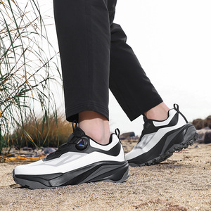 รองเท้าผ้าใบผู้ชายแบบสวมใส่สบาย น้ำหนักเบา ระบายอากาศได้ดี ปิดด้วยเชือกผูก พื้นรองเท้า EVA กันลื่น พร้อมโลโก้ปัก เหมาะสำหรับทุกฤดูกาล - Product Image 2