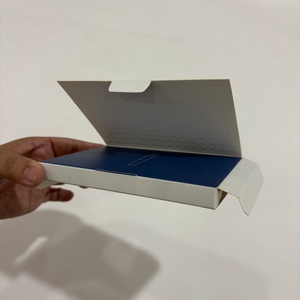 Caja de Papel de Lujo con Tapa Abatible y Patrón de Puntos en Relieve, Empaque Personalizable para Bolígrafos y Pequeños Accesorios Electrónicos - Product Image 1