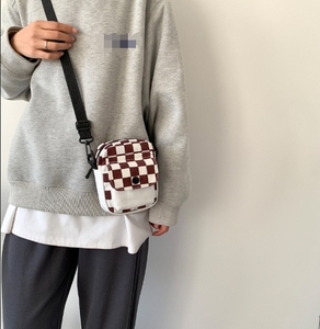 Vente en gros Mini sac à bandoulière en toile à carreaux pour femmes Petit téléphone portable Messenger avec chaîne Lettre Bouton Décoration Prix bon marché - Product Image 6
