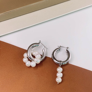 2025 nuevo diseño coreano mujeres niñas moda agua dulce perla gota pendientes elegantes de alta calidad 18K oro Huggie pendientes de aro - Product Image 4