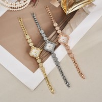 Montre pour femme tendance de style nouveau, design délicat à quatre feuilles de trèfle, cadran en nacre, boîtier en alliage écologique, 22 mm, quartz
