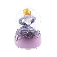 Personnalisé Résine Astronaute Boule De Neige Fusée Cosmonaute Verre Globe De Neige Sculpture Moule Décor De Bureau Garçons Statue De Noël Cadeau