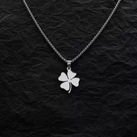 Collier tendance en acier inoxydable avec pendentif trèfle à quatre feuilles, signe porte-bonheur, longue chaîne élégante et polyvalente pour pull, accessoires