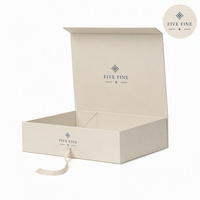 Boîte cadeau rigide de luxe blanche et noire de marque avec fermeture magnétique - Boîte personnalisée pour robe de mariée ou tenue de soirée