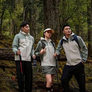 Chaqueta de Ciclismo para Exteriores con Diseño Personalizado y Logotipo, Chaqueta Deportiva Impermeable, Cortavientos y Elástica con Capucha y Cierre de Cremallera - Product Image 3