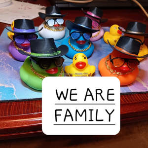 Compre Patitos de Goma Amarillos Promocionales para Decoración de <span class=keywords><strong>Bañera</strong></span> de Coche con Gafas de Sol, Mini Sombrero y Collar para Baby Shower - Product Image 2