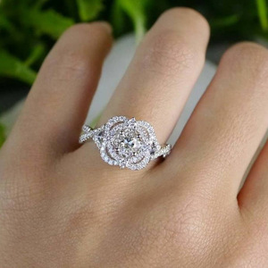 Elegante anello scintillante per donna, delicato gioiello alla moda per le dita - Product Image 4