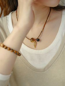 สร้อยคอโชคเกอร์ประดับลูกปัดไทเกอร์อายจาก <span class=keywords><strong>JoJo</strong></span> Jewelry พร้อมหินธรรมชาติและจี้รูปปลาเคลือบทอง 14K ปรับขนาดได้ เหมาะสำหรับงานปาร์ตี้สไตล์โบโฮ - Product Image 4