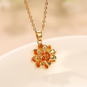 Collana con Ciondolo a Fiore Placcata in Oro 22k, Stile Classico per Uso Quotidiano, Gioiello Unisex con Catena a Maglia - Product Image 1