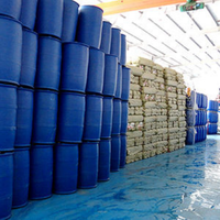Fût en plastique bleu vide de 55 gallons (200 litres) ou 60 litres en HDPE avec couvercle ouvert pour le stockage de liquides