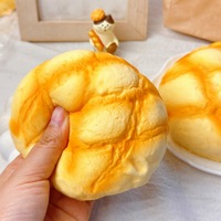 Jouet Squishy Toast Smiley Personnalisé en Usine, Texture Réaliste de Pain Doux et Humide, Rebond Lent, Anti-Stress Sensoriel en PU