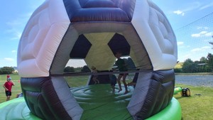Castillo Inflable con Tobogán para Niños, con Diseño de Estadio de Fútbol, Domo Inflable para Niños - Product Image 5