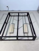 Lit plateforme moderne classique avec cadre en métal fer forgé renforcé et rangement pour chambre à coucher ou salon d'hôtel