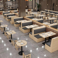 Ensemble de meubles de café moderne, restaurant, tables en bois avec pieds en métal, chaises avec coussin pâle et canapé en cuir