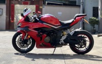 Moto sportive haute performance QJMOTOR Rac800 800cc à quatre cylindres en ligne, vitesse maximale de 260 km/h, adaptée à la conduite à grande vitesse