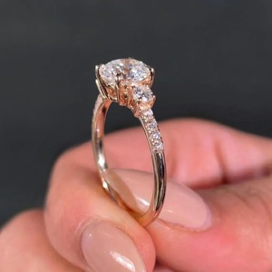 Bague en diamant de laboratoire très demandée, directement de l'usine, taille ronde, clarté VVS, bijoux de fiançailles et de mariage personnalisés, disponible à la vente - Product Image 1