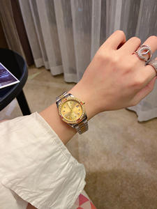 นาฬิกาข้อมือผู้หญิงระดับไฮเอนด์ สายสแตนเลสสีทอง ระบบควอตซ์ ดีไซน์หรูหรา พร้อมกล่องใส่เครื่องประดับ แถมฟรี  ขายตรงจากโรงงาน - Product Image 3