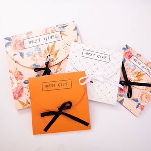 Pañuelo de seda cuadrado para mujer al por mayor con embalaje tipo sobre y cinta - Product Image 1