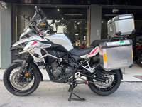 Moto de tourisme d'aventure à deux cylindres refroidie par eau de 502 cm3, blanche et noire, avec bagages et barres de protection entièrement en aluminium