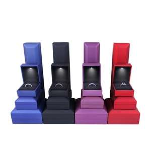 Boîte à bijoux de luxe personnalisée avec logo imprimé, boîte dorée à LED pour bagues avec doublure en velours à LED, emballage cadeau élégant pour bijoux - Product Image 1