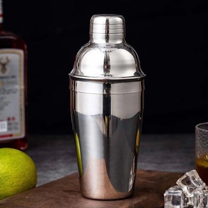 Juego de Coctelera de Acero Inoxidable de 6 Piezas y 550 ml con Colador, Jigger, Cuchara Mezcladora, Abridor y Soporte de Bambú - Product Image 3