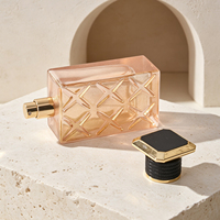 Flacon de parfum en verre 100 ml, texture matelassée en X, couvercle doré à facettes, conteneur d'huile d'Attar Oud, vente en gros, approvisionnement en vrac