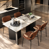 Table à manger rectangulaire moderne en marbre beige avec pieds en métal, plateau imperméable et écologique pour les salles à manger d'hôtels et de villas