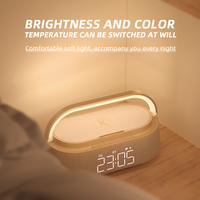 KUANGXIANG Modern Smart Wekker met Draadloze Lader, BT Speaker, Sfeerverlichting, FM Radio en Telefoonhouder